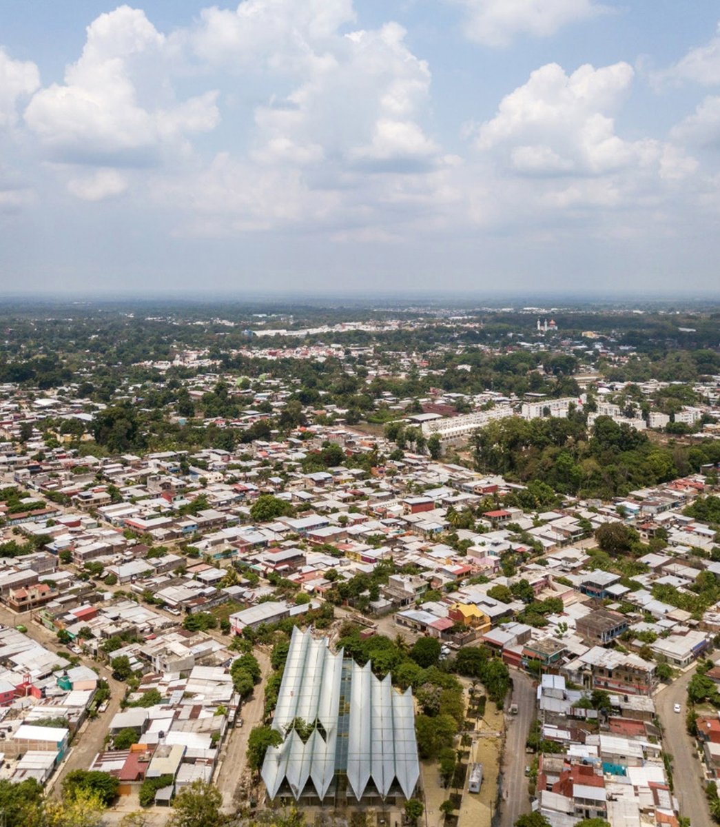 arquitect_viva's tweet image. Mercado de Guadalupe en Tapachula. México
Colectivo C733
Concebido como un elemento de reactivación económica de la zona, su configuración espacial con corredores lineales y accesos laterales genera espacios bien ventilados, permeables y de encuentro, 
arquitecturaviva.com/obras/mercado-…