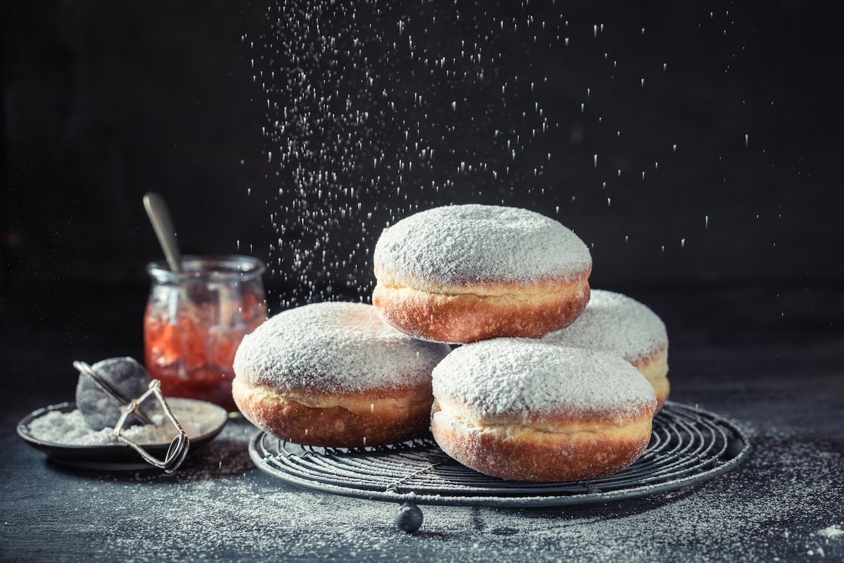 È arrivato il giorno più goloso dell'anno!🤤

Glassati, con zucchero a velo, tradizionali con marmellata di rose, in qualsiasi modo vengano preparati, i pączki sono il #must del Giovedì Grasso in Polonia!🍩

#poloniatravel #giovedìgrasso #Polonia