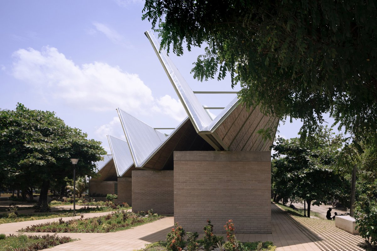 arquitect_viva's tweet image. Mercado de Guadalupe en Tapachula. México
Colectivo C733
Concebido como un elemento de reactivación económica de la zona, su configuración espacial con corredores lineales y accesos laterales genera espacios bien ventilados, permeables y de encuentro, 
arquitecturaviva.com/obras/mercado-…