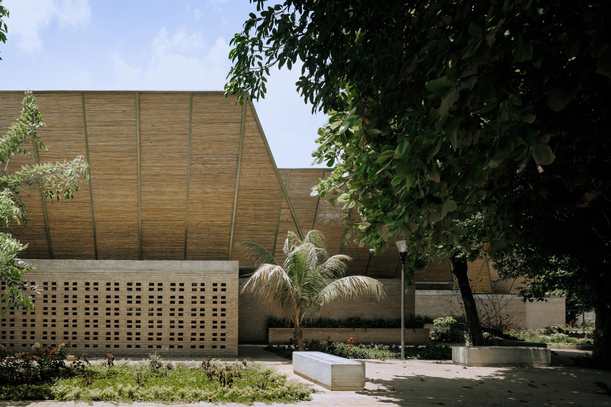 arquitect_viva's tweet image. Mercado de Guadalupe en Tapachula. México
Colectivo C733
Concebido como un elemento de reactivación económica de la zona, su configuración espacial con corredores lineales y accesos laterales genera espacios bien ventilados, permeables y de encuentro, 
arquitecturaviva.com/obras/mercado-…