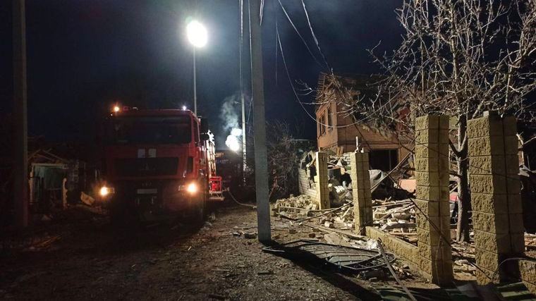 UFMPlatform's tweet photo. Russians attacked #Pavlohrad in the Dnipropetrovsk region at night. As a result, a 79-year woman died, 7 more people were injured. 

7 private houses were destroyed, another 30 were damaged, along with an industrial enterprise

📸@hromadskeua
#RussiaisATerroistState https://t.co/BbqMqa4aYu