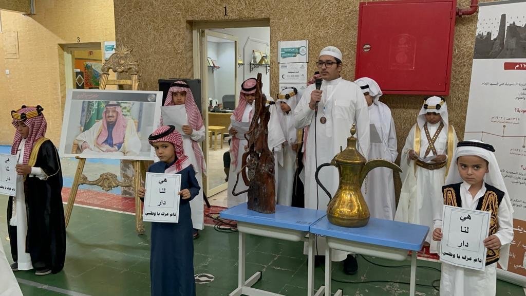 أقامت مدرسة جيل القرآن معرضا احتفاء بيوم التأسيس و اعتزازاً بالهوية الوطنية و ربطاً للحاضر بالماضي العريق  بحضور ثلة من المشرفين الكرام ومدير عام المدرسة 
#يوم_التأسيس_السعودي