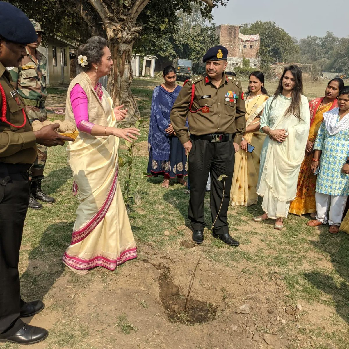 Radhika73464139's tweet photo. Plantation Drive with The Indian Army along with meeting my favourite beautiful horses!!
#delhicantt
#plantology
#missionfalvan https://t.co/WNvlHwp44W