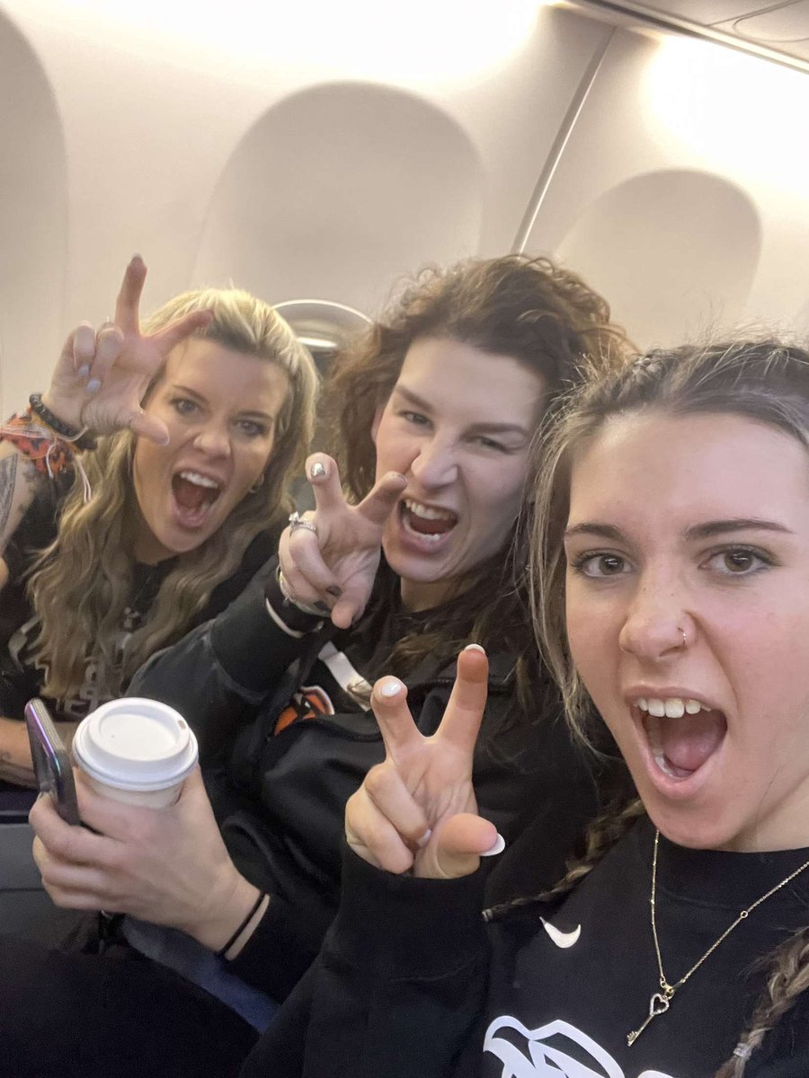 Fenton_Bock's tweet photo. The FALCONS are about to take flight!!!! Gainesville here we come!!! 🧡🤎 #AyZiggy #FALCONSAREHERE @BGSUSoftball @BGathletics @bgsu https://t.co/vl1iKhpjyG