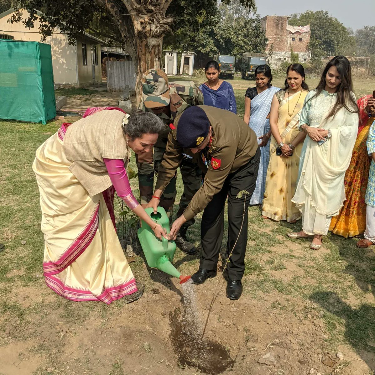 Radhika73464139's tweet photo. Plantation Drive with The Indian Army along with meeting my favourite beautiful horses!!
#delhicantt
#plantology
#missionfalvan https://t.co/WNvlHwp44W