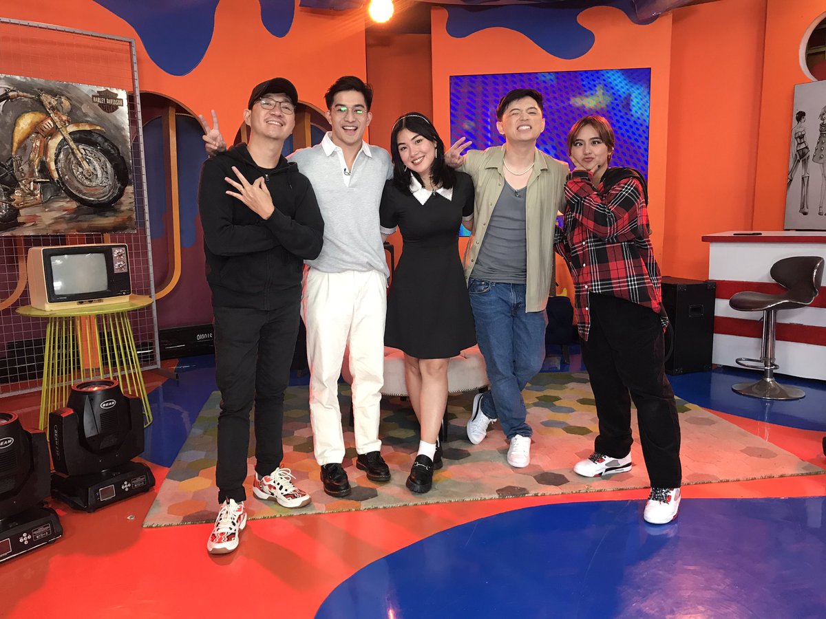 direkjosemari's tweet photo. Thanks #Zacham Saya ng episode4 ng #PaknaPakPalongFollow Lavet! See you soon!!! @_gabbskribikin @imjeremyg @ZACHGUERRER0 @sehamburger @iampieofficial #ToGodbetheGlory! 🎥🎬😎🥧 https://t.co/sf9D3rcMd3