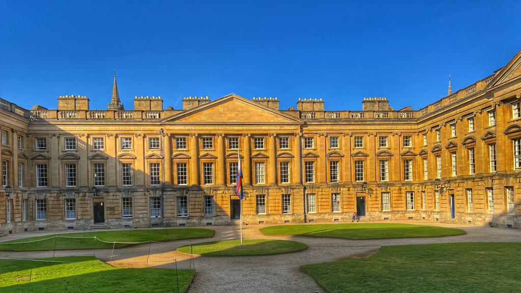 Earlier in the week, we completed a white glove installation at Christ Church Library in #Oxford, and it was so nice to see the sun shining with blue skies ☀️ 

If you need any of our services, get in touch here - abels.co.uk #antique #specialists #prestige