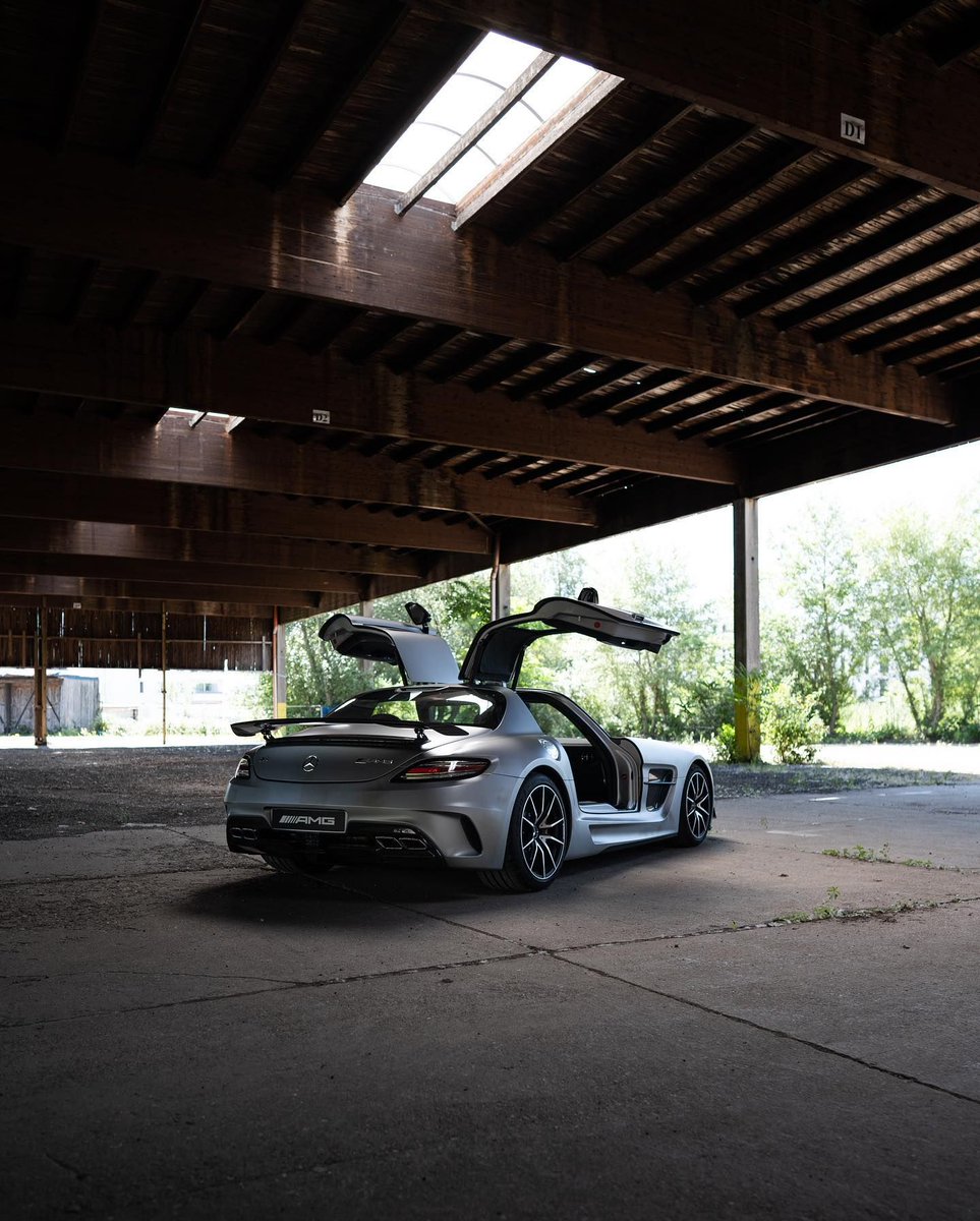 MercedesAMG's tweet photo. Making any backdrop its own – the Mercedes-AMG SLS Black Series. 

📸 @drivingdino

#MercedesAMG #AMG #AMGLife #AMGSpirit #MyAMG https://t.co/jGYHrPxCg0