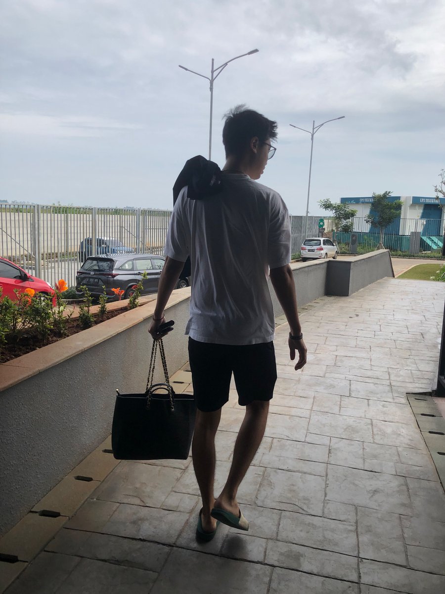 pnutbuttrpanini's tweet photo. Just Anthon being Anthon, si paling gak bisa liat aku bawa banyak bawaan (padahal gak banyak 🥲) https://t.co/eFuzu3fq9K