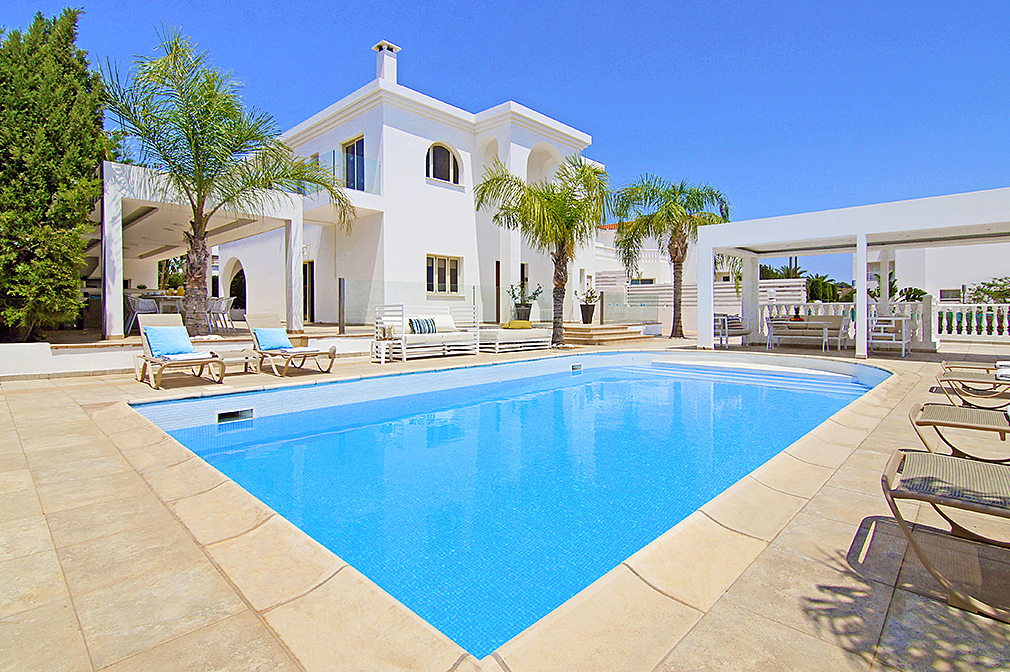 GetawayVillas's tweet photo. Escape to paradise in #AyiaNapa and #Protaras, #Cyprus! Book your dream villa holiday today and soak up the sun, chill by the pool, and have fun with family and friends. Modern luxury villas, unbeatable locations and crystal clear waters await! https://t.co/a6SLQMkaYG https://t.co/Aur4JBgzyM