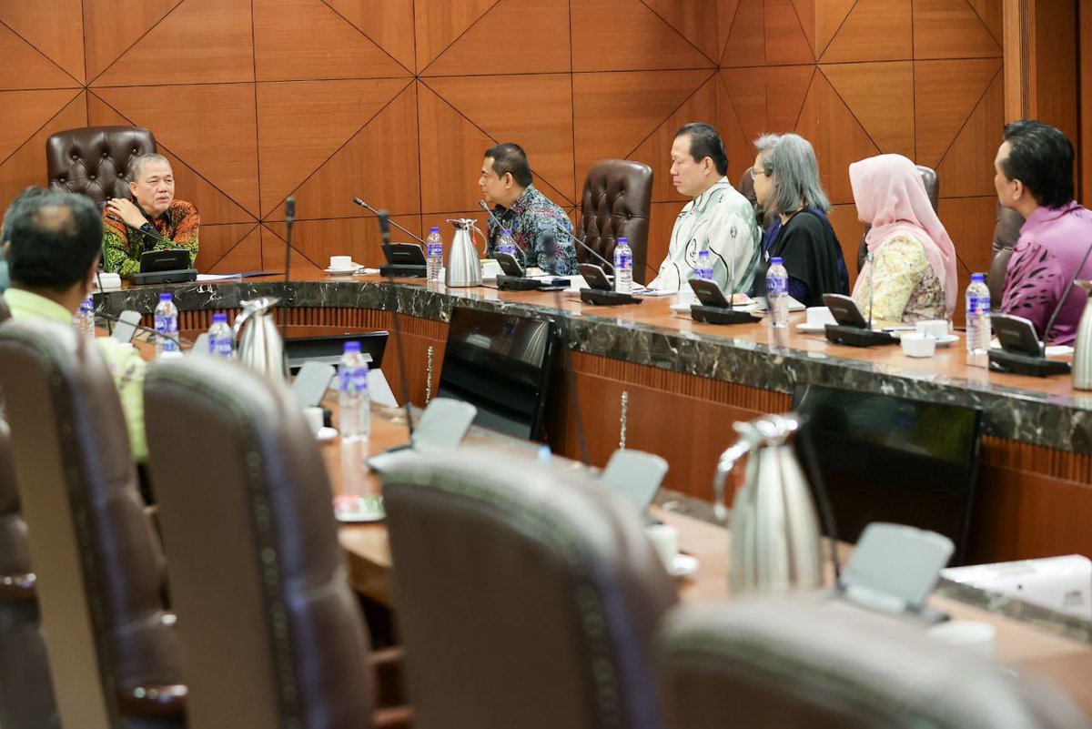 PetraJayaMP's tweet photo. Menerima Kunjungan Hormat 11 Bakal Ketua-Ketua Perwakilan Diplomatik Malaysia ke Luar Negara di Parlimen petang ini tadi.
#FYForYou
#MalaysiaMADANI https://t.co/xfeUPCSMdj