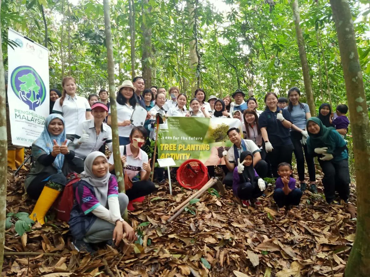 FRIMKepong's tweet photo. #KerjayaProperty tanam pokok di @FRIMKepong sbg aktiviti #csr serta sumbang kpd Kempen Penanaman @100JutaPokok.

#CSR_FRIM #PokokKitaKehidupanKita #OurTreesOurLife #100jutapokok #FRIMTanamPokok #TreePlantingFRIM https://t.co/VrAdNGXyyr