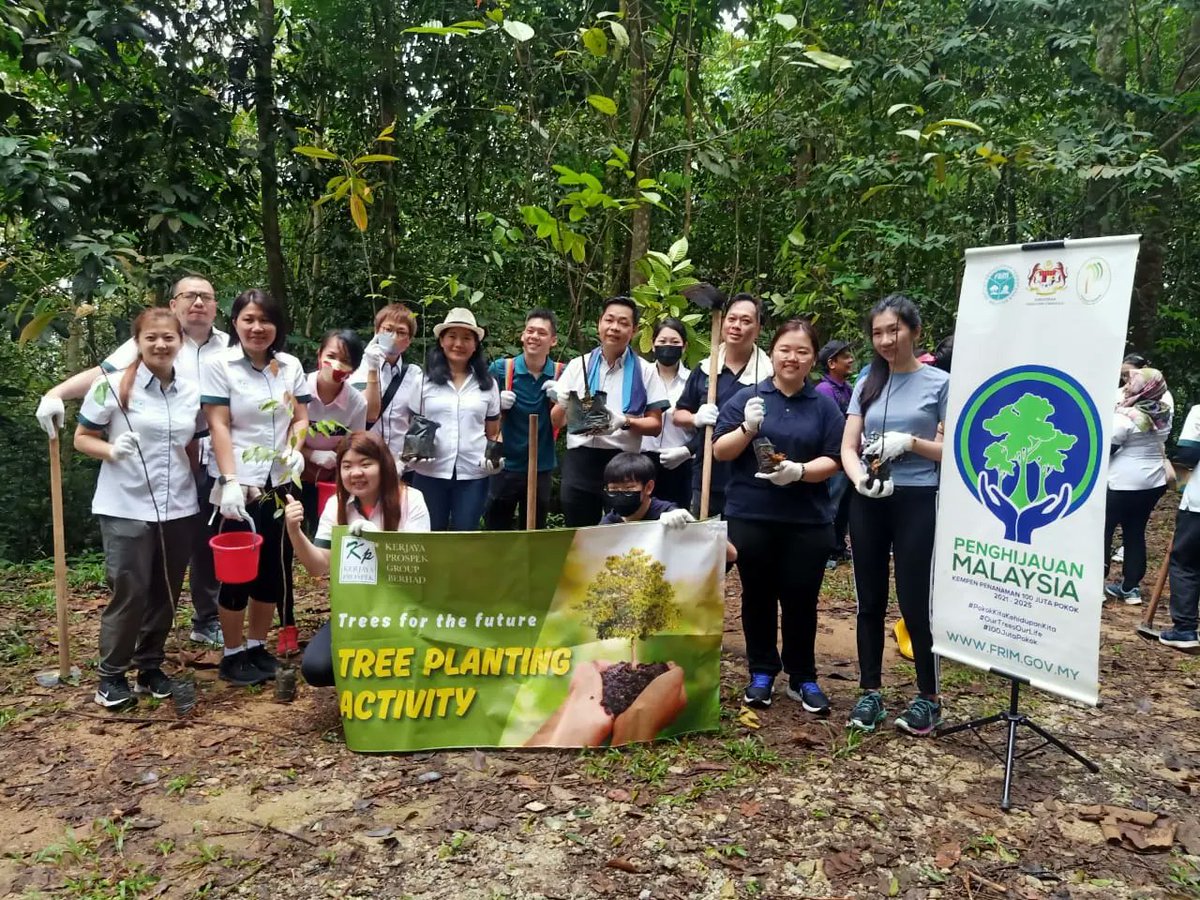 FRIMKepong's tweet photo. #KerjayaProperty tanam pokok di @FRIMKepong sbg aktiviti #csr serta sumbang kpd Kempen Penanaman @100JutaPokok.

#CSR_FRIM #PokokKitaKehidupanKita #OurTreesOurLife #100jutapokok #FRIMTanamPokok #TreePlantingFRIM https://t.co/VrAdNGXyyr