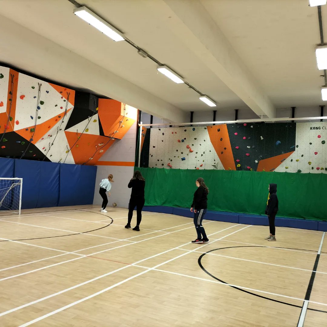 The girls had fun last night🤩Group 1 practiced their dance moves on Nintendo Just Dance then played Super Mario💃🎮Group 2 got creative and crafty🎨🖍️Group 3 continued the theme from school yesterday of mock interviews then played football📝⚽@fundcopeland @fcsct63