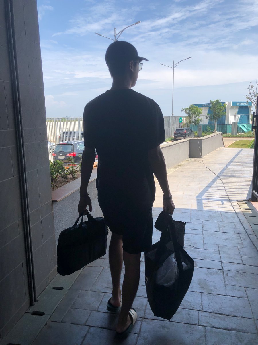 pnutbuttrpanini's tweet photo. Just Anthon being Anthon, si paling gak bisa liat aku bawa banyak bawaan (padahal gak banyak 🥲) https://t.co/eFuzu3fq9K
