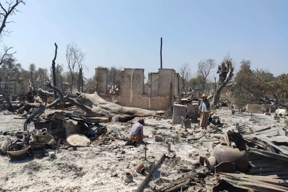 EstherZeNaw's tweet photo. “Over 200 houses were burnt down by the juntas, using incendiary bombs and kerosene on Feb 13 around at 3-5 5:00 p.m. Not only burned the whole village, but also killed an elderly nun from the village, Daw Saet," a citizen said. 
#Sagaing #Khitthit 
#WhatsHappeningInMyanmar https://t.co/Ey0JhNt0jP