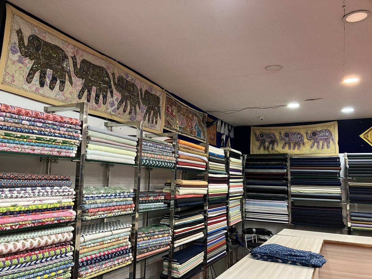 Indiafraud2302's tweet photo. これ以上は危険と思い、色々写真を撮って逃げました。
その後は何もありませんでしたが、ネットで調べると似たような状況の詐欺があるとのことなので皆さんもお気をつけください。観光地で英語で親しく話しかけてくるインド人は詐欺師です。 https://t.co/cgk6I9fHLr