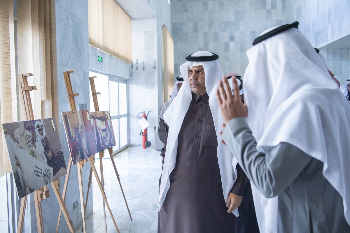moe_qsm's tweet photo. 🖼️ معرض |

مدير عام #تعليم_القصيم يطلع على الأعمال الطلابية بمعرض مسابقة التصوير الفوتوغرافي، المقام بمناسبة الاحتفاء بـ #يوم_التأسيس بتنظيم "النشاط-الفني" ويشيد بأعمال الطلاب المجسدة للمناسبة التاريخية للوطن.
#يوم_بدينا https://t.co/QIVdJDUe7L