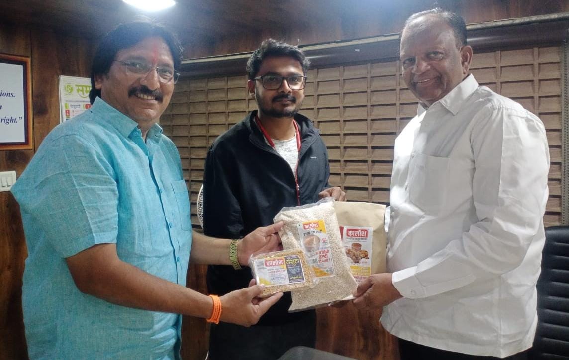 KalanshU's tweet photo. महाराष्ट्र राज्य पतसंस्था चे अध्यक्ष मा. श्री. काकासाहेब कोयटे व समता परिवार यांनी #मसुटा #चित्रपटात दिल्या शुभेच्छा आणि महाशिवरात्रीनिमित्त #कालांश #राजगिरा #लाडू आणि #चिक्की चा घेणार आस्वाद.... https://t.co/Yk5LLVHD4E