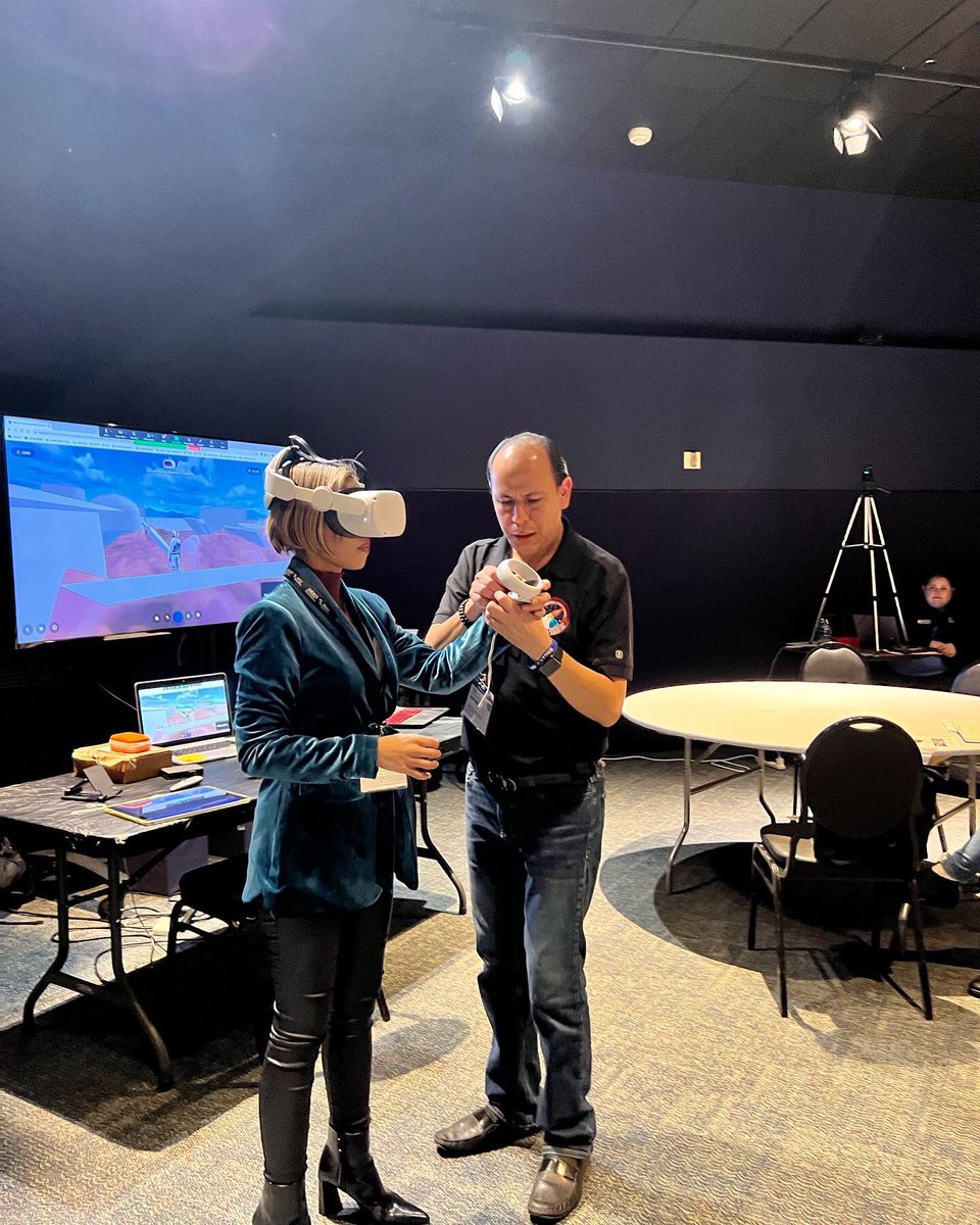 Javier_Montiel1's tweet image. Immersive experience at #SEEC2023 sharing our pedagogical research on Metaverse methodologies in education! Our guest speaker, Dr. Fernando De La Peña, blew us away with his insights on the future of #holograms and #AI. Exciting potential for #EducationInnovation! 🚀📚#Metaverse