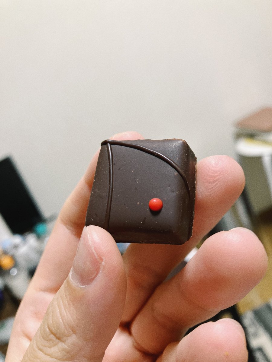 わくわくどきどきチョコレビュー①(お付き合いください)

こちらは日本の四季をふんだんに詰め込んだボンボンショコラ👘桜、柚子、すだち、抹茶、そして、ごま、酒粕、竹炭、紫蘇…攻めに攻めたラインナップ！口どけ最高！生きててよかった！！