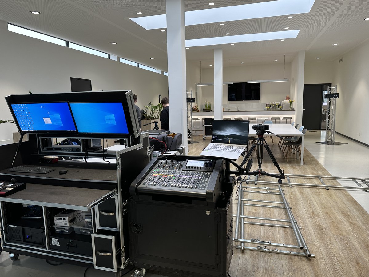 Demoweek's tweet image. Bent u benieuwd welke innovaties, ontwikkelingen en trends u mag verwachten tijdens de TECH DEMOWEEK? Bekijk vanavond om 19.00 uur de kick-off. Tim Wentink van @MetaalNieuws  is onze host.
Maar nu eerst opbouwen💪🏼#livestream #tech #innovatie #trends #ontwikkelingen #maakindustrie