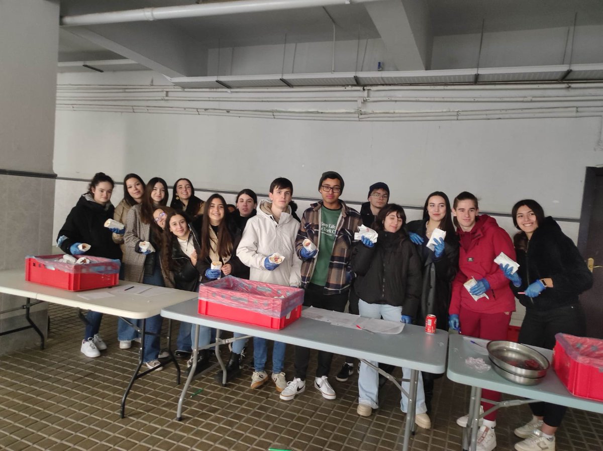 Celebración Jueves Lardero! Los alumnos de 2 CFGM han preparado los bocadillos de longaniza y los han repartido a todos los compañeros del colegio... Gracias!!! Ha estado genial!!!👏👏#TESELA
#ColegiosHHCC
#EducaciónVicenciana
#SaberMásParaServirMejor
#ConstruimosSueñosDePaz