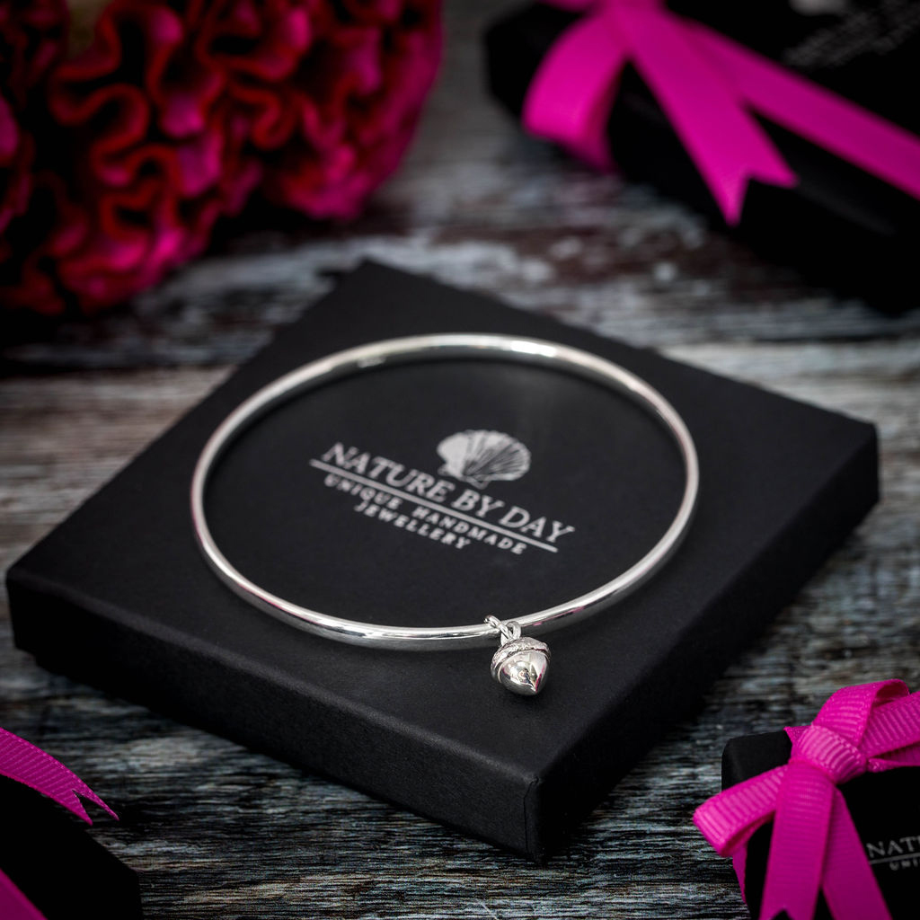 Who doesn't love a bangle? Hallmarked sterling silver acorn charm bangle. New in my <a href="/BritishCrafting/">BritishCraftHouse</a> #elevenseshour #tbchartisans #tbchboosters  thebritishcrafthouse.co.uk/product/sterli…