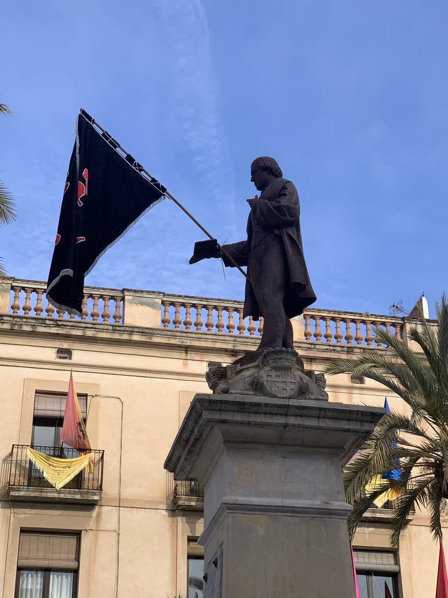 eixdiari's tweet photo. Ja és carnaval i la rivalitat de Sitges i Vilanova és ben viva!! #carnavalada #vng #sitges https://t.co/tNKDAwG4vK