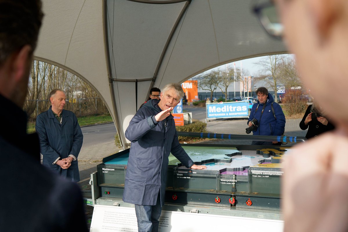 Minister <a href="/hugodejonge/">Hugo de Jonge</a> bezocht De Suikerzijde en werd enthousiast bijgepraat over dit nieuwe stadsdeel voor iedereen. Waar zo’n 5000 woningen en verschillende commerciële- en maatschappelijke voorzieningen komen. bit.ly/3jXxtyj