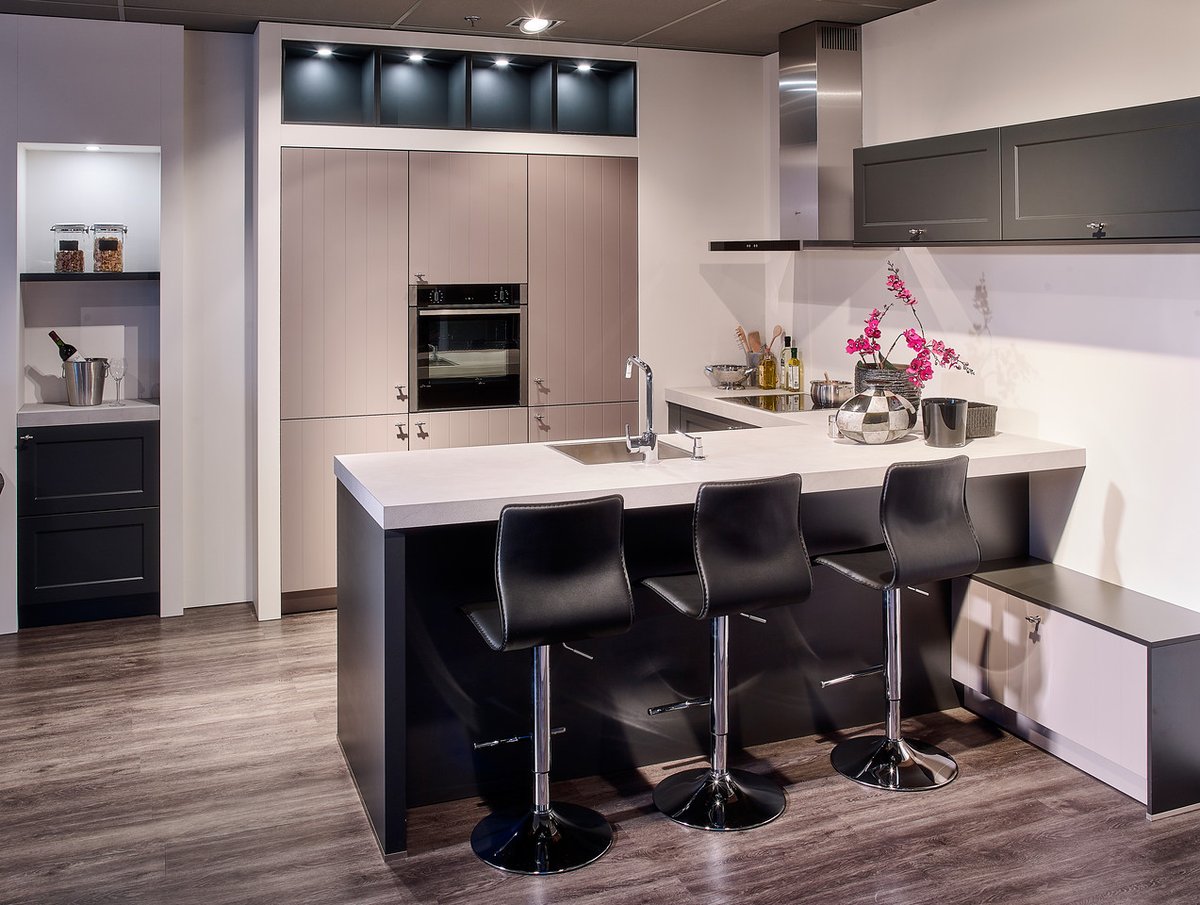 TielemanKeukens's tweet image. #Showroomaanbiedingen: wegens nieuwe collecties hebben we weer showroomkeukens in de aanbieding. Bekijk alle specificaties van deze keukens: bit.ly/3I8gEIX. Maak een afspraak om deze mooie aanbiedingen te bewonderen of te reserveren: bit.ly/3zCKYbi