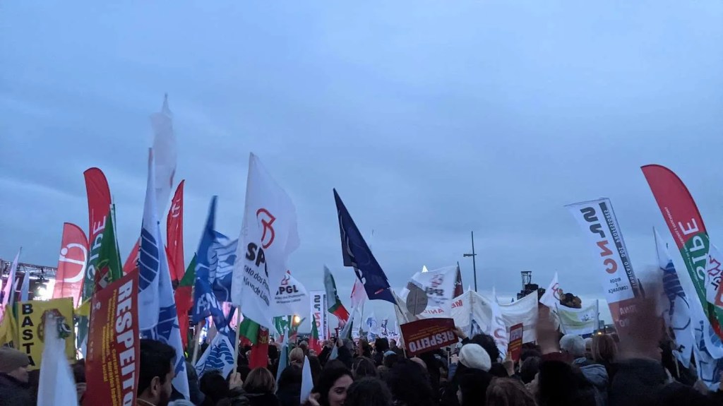 atlaslisbon's tweet photo. Labor Protesters Pile Up in Lisbon Last Thursday, Saturday https://t.co/qFeH3DcqWr https://t.co/VLTsva2keE