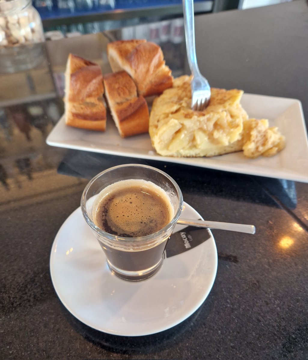 srdeserrano's tweet photo. La importancia del asa, o cómo no quemarse los dedos. La tortilla del fondo...sin comentarios 🤦🏻‍♂️#cafétacilla #mequemo #café #tortilla https://t.co/QqIK4F2h1S