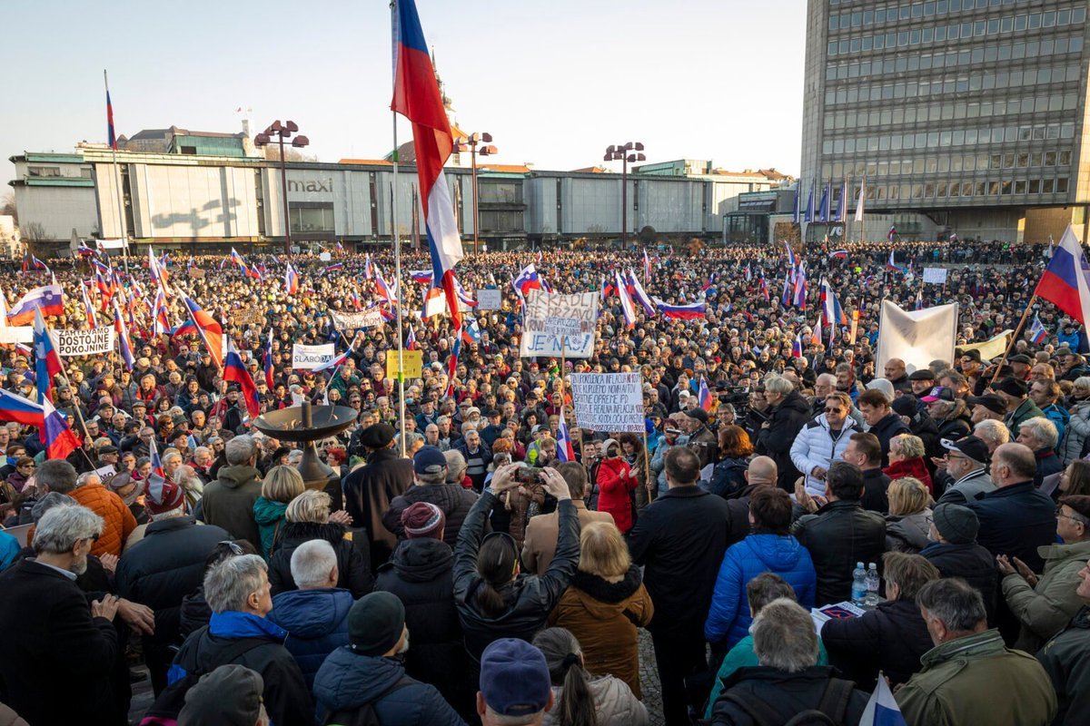 DKopse's tweet photo. Malo je še zadovoljnih. Potekajo posamični protesti, na koncu pa si želim še skupne. 
Dolge mesece se je koalicija sklicevala na močno podporo volivcev. 
Kaj bodo rekli zdaj, ko so postali protesti zaradi nezadovoljstva močnejši? https://t.co/LfYm2D9rfT