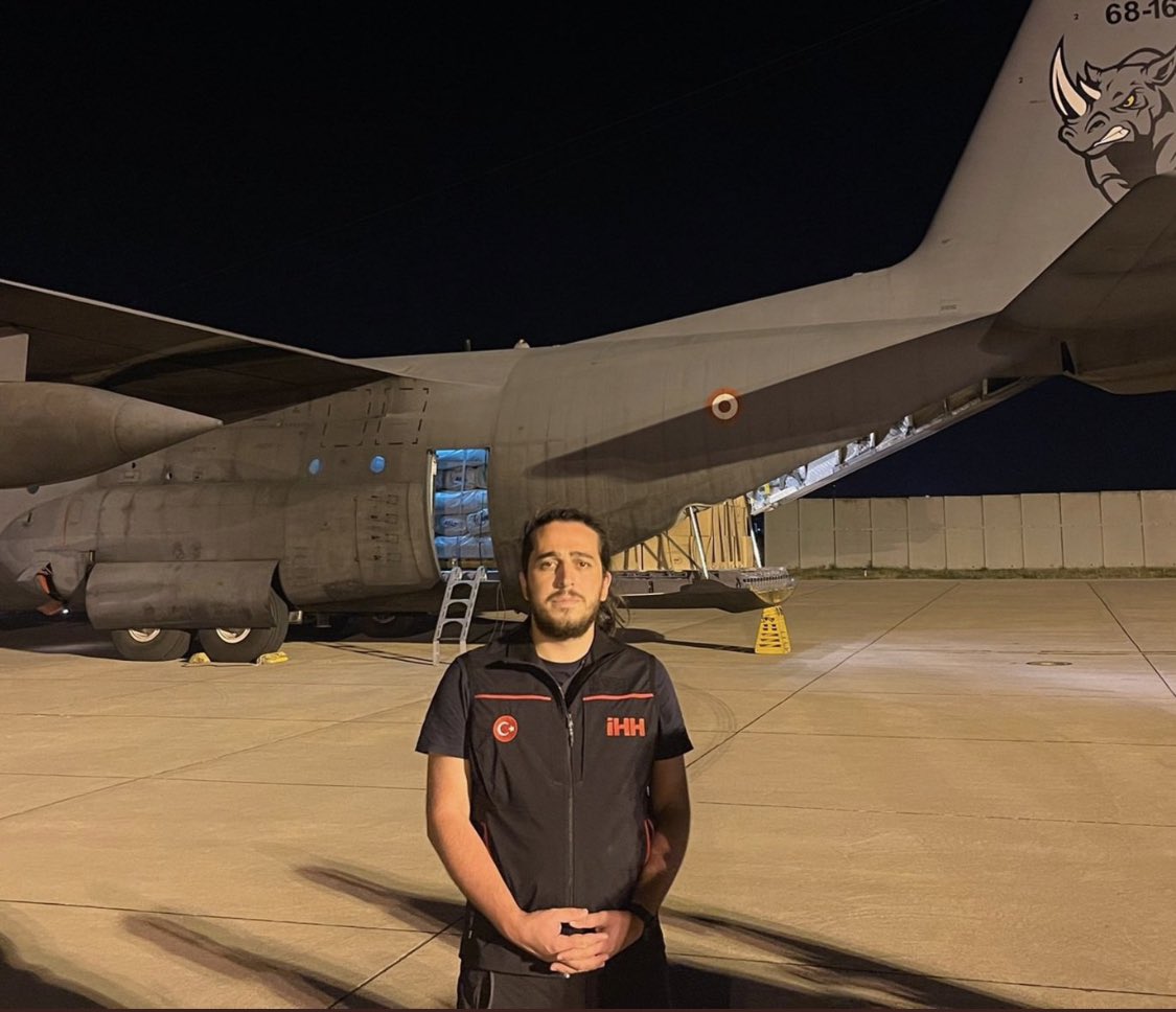 1500 kişiden oluşan eğitimli İHH Arama Kurtarma ekibi gerek koordinasyonu gerekse gayretiyle tüm Türkiye’nin takdirini kazandı. İşte tüm bu ekibin başında da henüz 31 yaşında genç, dinamik, gayretli ve işinde uzman olan <a href="/OmerKars/">Ömer Kars</a> kardeşimiz var. Çok büyük iş yaptılar.