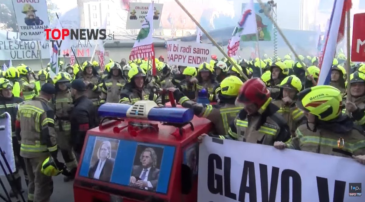 DKopse's tweet photo. Malo je še zadovoljnih. Potekajo posamični protesti, na koncu pa si želim še skupne. 
Dolge mesece se je koalicija sklicevala na močno podporo volivcev. 
Kaj bodo rekli zdaj, ko so postali protesti zaradi nezadovoljstva močnejši? https://t.co/LfYm2D9rfT