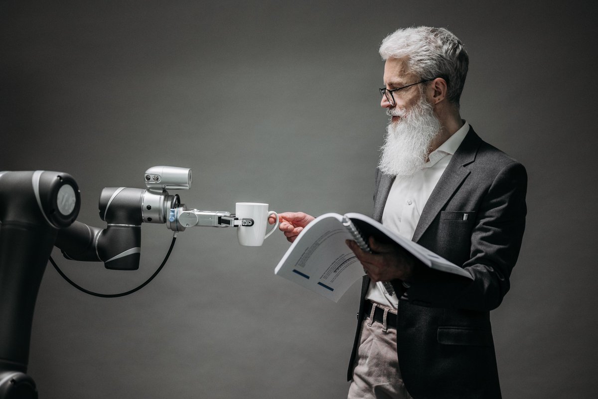 BadarSoomro's tweet photo. Possible use of AI in education sector?
#AI 
&amp;
#EDUCATIN
Artificial Intelligence has the potential to transform the education sector by automating administrative tasks, personalizing learning, and creating more effective and efficient teaching methodologies. Here are ways: https://t.co/cGaV4p5TFa