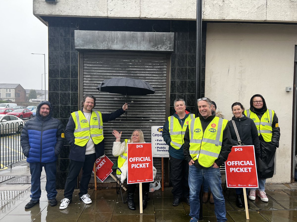 pcs_union's tweet photo. Soggy, wet and cold but still smiling 😊
Great show of strength and solidarity at the DWP Universal Credit Service Centre in Bolton
#pcsonstrike #HeartUnion❤️ #BlameTheGov https://t.co/OBl9IZaSjt