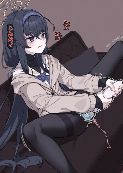 ウイがミレニアム製の電マで凝りをほぐす絵です 