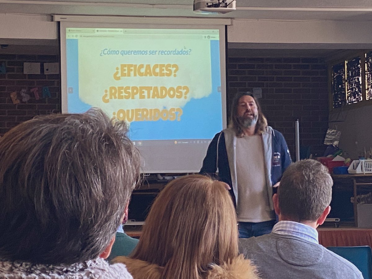 ErasmusLiderEsc's tweet photo. @CarlosMeziat nos presenta el programa 🎖️“Pioneros de la aviación”🛩️ que surgió en su centro @CeipMirador en 📍San Javier.
⭐️Todo un ejemplo de buenas prácticas para la comunidad educativa a nivel regional.🤩
➡️Liderazgo escolar para emprender un proyecto de éxito.✈️ https://t.co/2F4LzdCt2V