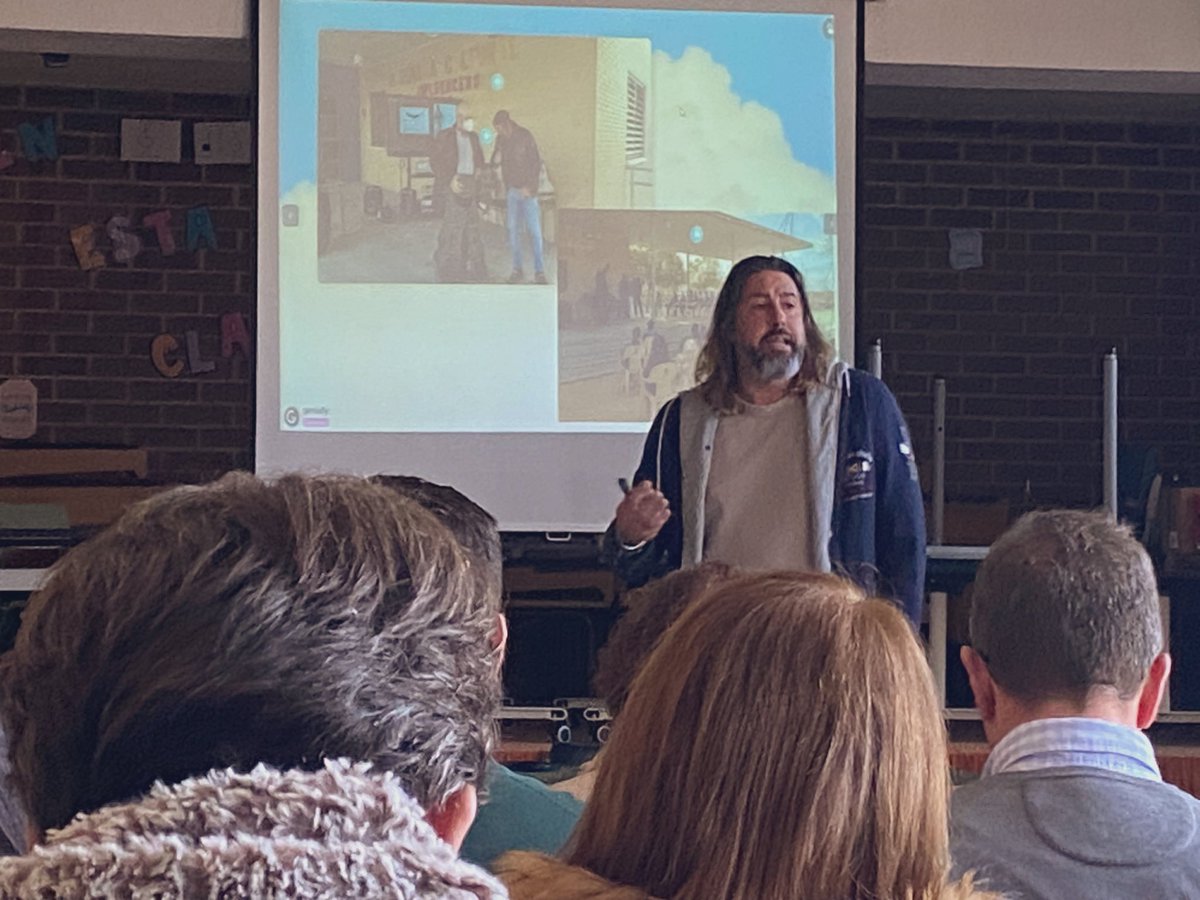 ErasmusLiderEsc's tweet photo. @CarlosMeziat nos presenta el programa 🎖️“Pioneros de la aviación”🛩️ que surgió en su centro @CeipMirador en 📍San Javier.
⭐️Todo un ejemplo de buenas prácticas para la comunidad educativa a nivel regional.🤩
➡️Liderazgo escolar para emprender un proyecto de éxito.✈️ https://t.co/2F4LzdCt2V