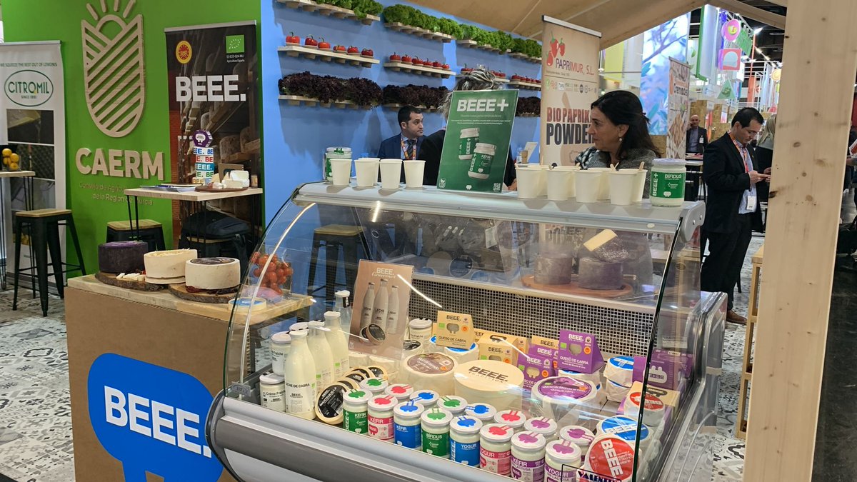 QUESOMURCIA_DOP's tweet image. Los Quesos de Murcia DOP de la firma BEEE con certificación ecológica se presentan en Biofach 2023. ✅

Una doble garantía de calidad para unos quesos DOP+BIO de leche cruda de una calidad superior. 🥛

#QuesoDeMurcia #Fresco #Curado #AlVino 🍷