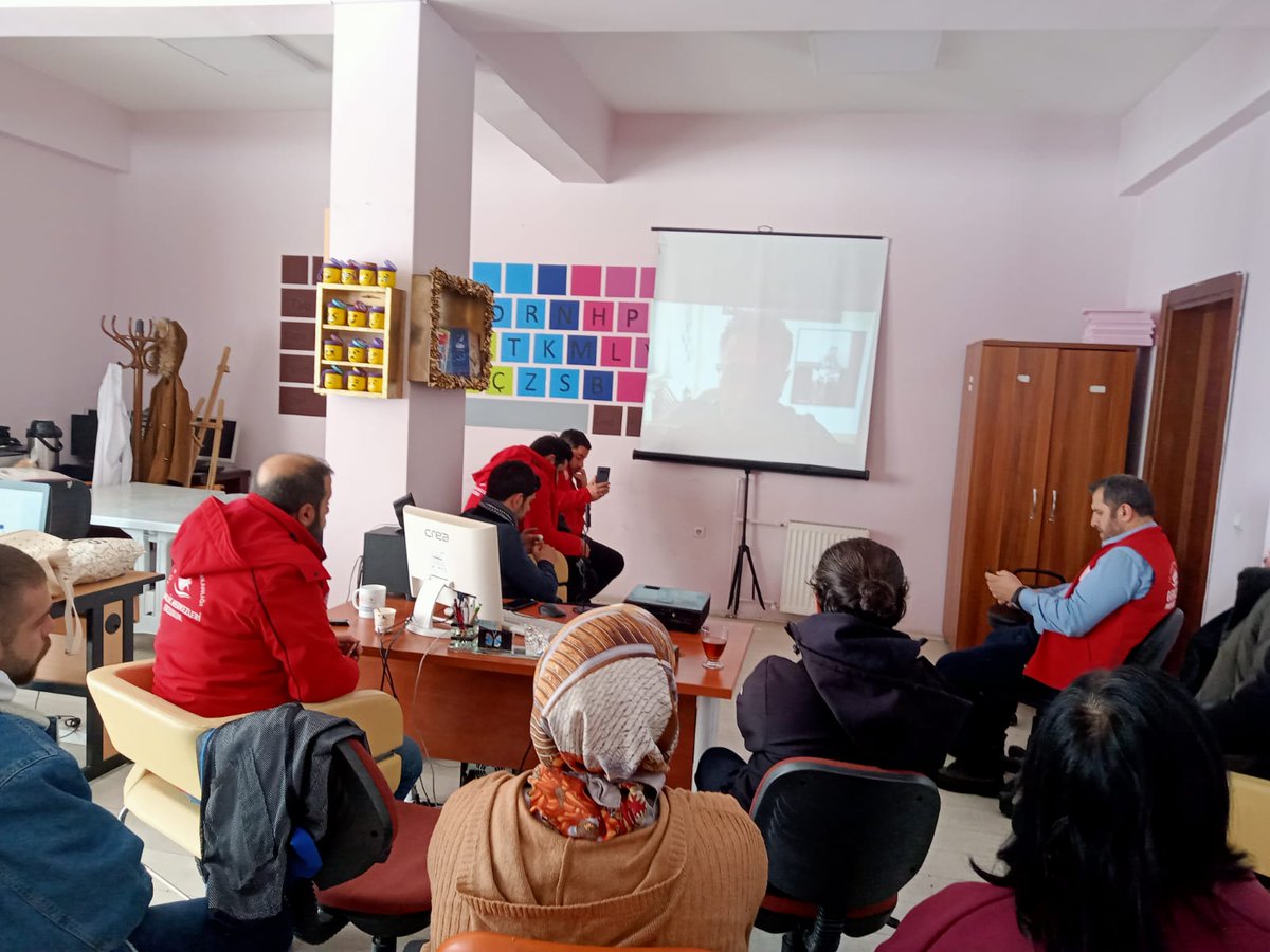 gm_palandoken's tweet photo. Depremden etkilenen vatandaşlarımıza yönelik,
"Yaklaşım ve Davranışlarımız" konulu online seminerimize katılımlarından dolayı, Psikolojik Danışman @76Akgn hocamıza teşekkür ederiz. https://t.co/eNGoAaOeRc
