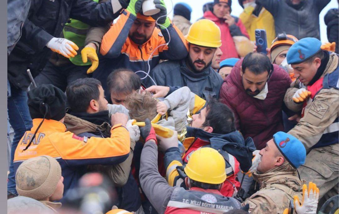 DTural's tweet photo. Depremin 248.saatinde Kahramanmaraş'ta bulunan bir enkazdan 17 yaşındaki Aleyna sağ çıkarıldı. 🙏🙏 https://t.co/EXJXyjv805