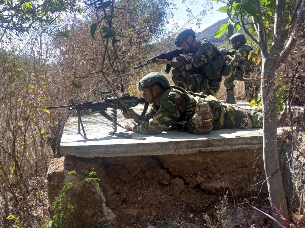 arparrayarza's tweet image. 🇻🇪#Integrados || #FANB y OSC desplegados en todas las montañas del estado #Aragua, en labores de búsqueda, rastreo y corte de la actividad delincuencial. Venezuela es territorio de Paz!