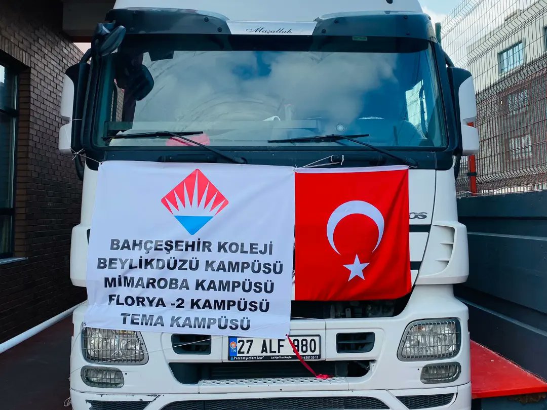 bkbeylikduzu's tweet photo. Bahçeşehir Koleji; Beylikdüzü Kampüsü, Florya 2 Kampüsü, Mimaroba Kampüsü ve Tema  Kampüsü olarak yardım kolilerimiz deprem bölgesine ulaştırmak üzere yola çıkmıştır.Destekleri için velilerimize, öğrencilerimize,  öğretmenlerimize ve personelimize çok teşekkürlerimizi sunarız.🙏 https://t.co/YCDb5HLEHi