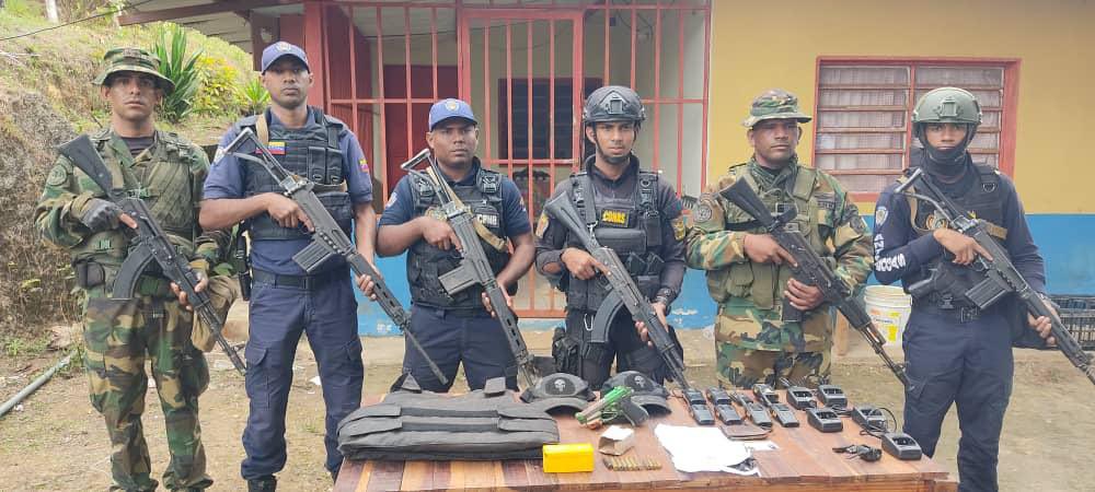 arparrayarza's tweet image. 🇻🇪#Integrados || #FANB y OSC desplegados en todas las montañas del estado #Aragua, en labores de búsqueda, rastreo y corte de la actividad delincuencial. Venezuela es territorio de Paz!