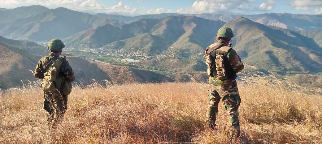arparrayarza's tweet image. 🇻🇪#Integrados || #FANB y OSC desplegados en todas las montañas del estado #Aragua, en labores de búsqueda, rastreo y corte de la actividad delincuencial. Venezuela es territorio de Paz!
