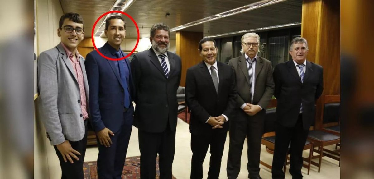 Este é o general Mourão ao lado de um dos maiores TRAFICANTES INTERNACIONAIS DE DROGAS do hemisfério sul, em audiência FORA DA AGENDA no Palácio do Planalto.

Coincidentemente o encontro foi dias antes da cocaína no avião do Bolsonaro.

Tire suas próprias conclusões.
