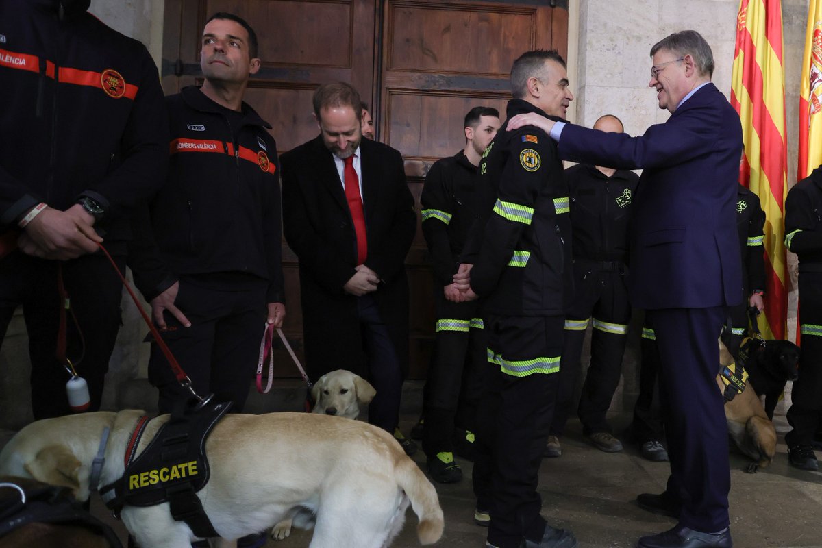 generalitat's tweet photo. 🚨👩‍🚒 @ximopuig rep els bombers i bomberes que han participat a Turquia 🇹🇷 en els treballs de rescat després del terratrémol 🏚 

📍 Assisteix la consellera de @GVAjusticia, @gabrielabravo_s https://t.co/E9FXMTBNZc